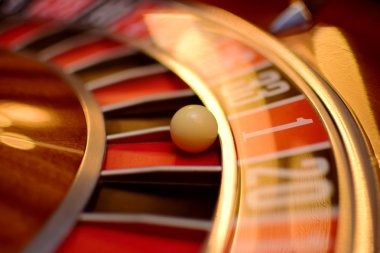 Live poker table at judolbet with dealer and multiple players